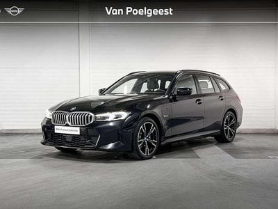 Saphirschwarz metallic (zwart metallic) Occasion 2023 BMW 330e M Sport Stationwagen | € 37.899 (Goede deal)