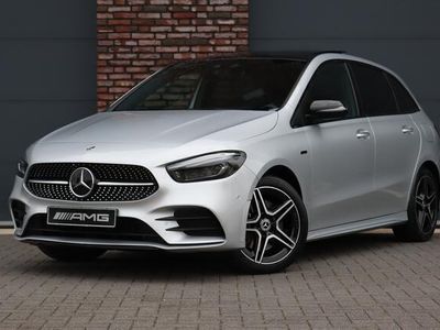 tweedehands Mercedes B250 e Premium+ AMG Line Aut8, Panoramadak, Distronic+, Memory, Trekhaak, Camera, Keyless Go, Augmented Reality, Multibeam LED, Etc.