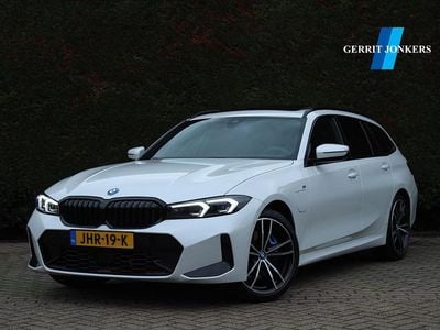 Wit Gebruikt 2023 BMW 330e M Sport Stationwagen | € 41.900 (Eerlijke prijs)