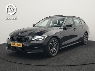 Zwart Gebruikt 2022 BMW 330e Sport Line Stationwagen | € 29.390 (Goede deal)