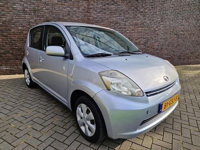 Grijs (metallic) Gebruikt 2008 Daihatsu Sirion Hatchback | € 2.295 (Eerlijke prijs)