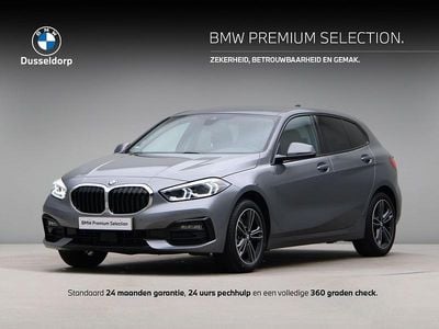 Grijs Occasion 2022 BMW 118 Sport Line Hatchback | € 25.450 (Eerlijke prijs)