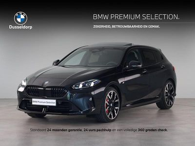Zwart, metallic lak Gebruikt 2025 BMW 120 Comfort Edition Hatchback | € 37.450 (Eerlijke prijs)
