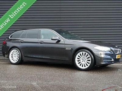 Bruin Gebruikt 2016 BMW 520 Executive Stationwagen | € 19.499 (Duur)