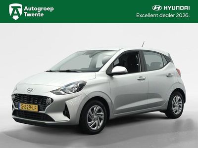 Sleek silver (grijs metallic) Occasion 2023 Hyundai i10 Comfort Hatchback | € 13.750 (Eerlijke prijs)