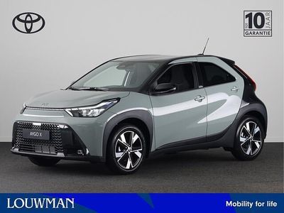 Tarragon / zwart dak (groen metallic) Nieuw 2026 Toyota Aygo X Pulse SUV | € 26.050 (Iets duurder)