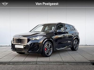 Saphirschwarz metallic (475) (zwart metallic) Occasion 2025 BMW iX1 M Sport SUV | € 55.900 (Duur)