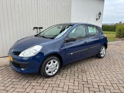 Blauw (metallic) Gebruikt 2008 Renault Clio II Expression Hatchback | € 2.750 (Eerlijke prijs)