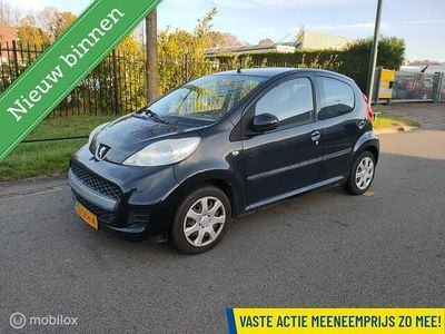 Zwart (metallic) Gebruikt 2011 Peugeot 107 Sportium Hatchback | € 1.099 (Eerlijke prijs)