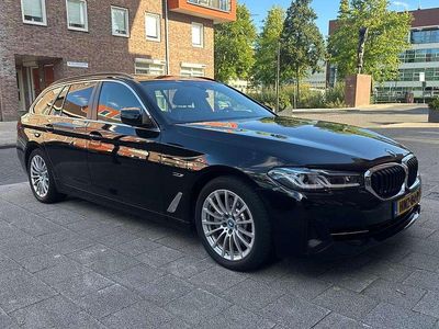 Zwart Gebruikt 2021 BMW 530e Stationwagen | € 37.000 (Eerlijke prijs)