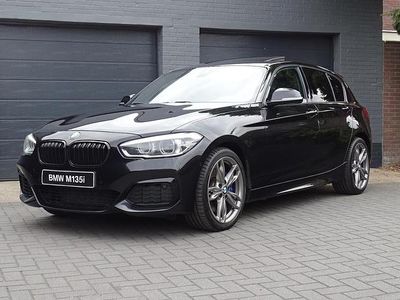 Zwart (metallic) Occasion 2016 BMW M135 Hatchback | € 24.750 (Eerlijke prijs)