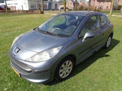 Grijs, metallic lak Gebruikt 2007 Peugeot 207 Hatchback | € 1.095 (Eerlijke prijs)