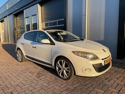Wit (metallic) Gebruikt 2009 Renault Mégane III Dynamique Hatchback | € 3.450 (Eerlijke prijs)