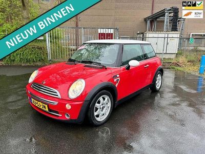 Rood Occasion 2006 Mini Cooper Seven Hatchback | € 2.749 (Eerlijke prijs)