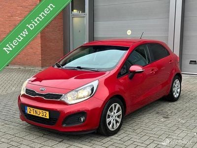 Rood Gebruikt 2014 Kia Rio Hatchback | € 6.495 (Goede deal)