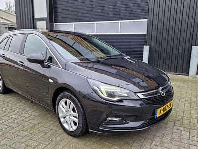 Zwart (metallic) Gebruikt 2016 Opel Astra Innovation Stationwagen | € 6.999 (Super prijs)