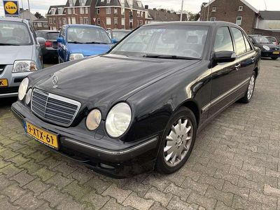 Zwart (metallic) Gebruikt 2000 Mercedes E430 Avantgarde Sedan | € 5.445