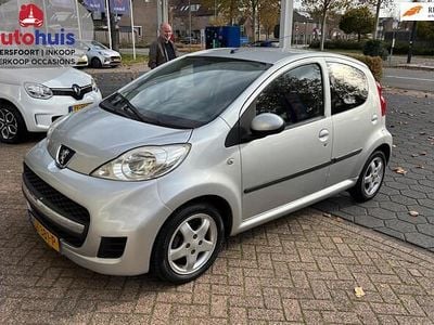 Grijs (metallic) Gebruikt 2011 Peugeot 107 Hatchback | € 4.949 (Eerlijke prijs)