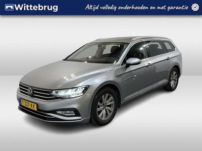 Grijs (metallic) Gebruikt 2023 VW Passat Business Stationwagen | € 31.750 (Goede deal)