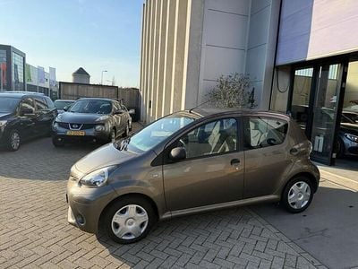 Occasion Toyota Aygo 68 PK (50 kW) 2013 Bruin (metallic) Hatchback