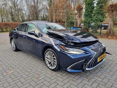 Blauw (metallic) Gebruikt 2023 Lexus ES300H President Line Sedan | € 22.850