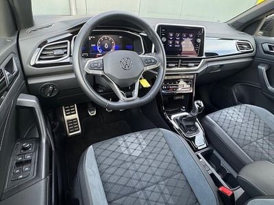 Zwart (metallic) Gebruikt 2023 VW T-Roc R-line SUV | € 26.940 (Eerlijke prijs)