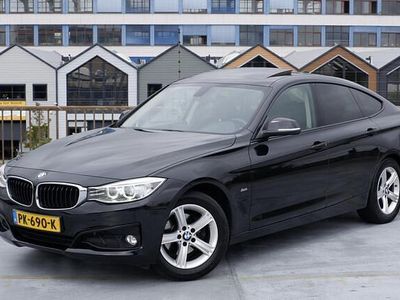 Zwart (metallic) Occasion 2015 BMW 320 Sport Line Hatchback | € 12.950 (Eerlijke prijs)