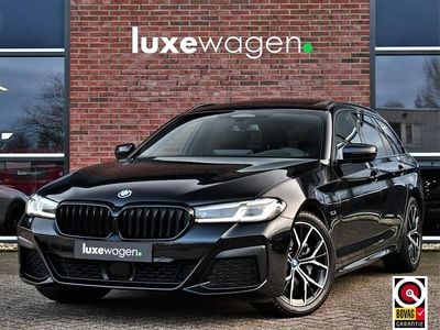 Zwart Gebruikt 2023 BMW 530e M Sport Stationwagen | € 42.900 (Eerlijke prijs)