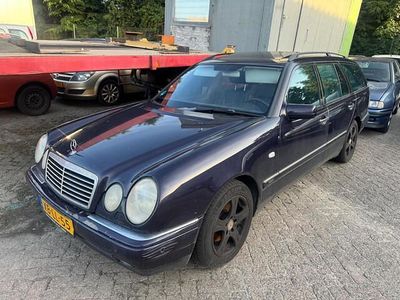 Blauw Occasion 1998 Mercedes 240 Avantgarde | € 999