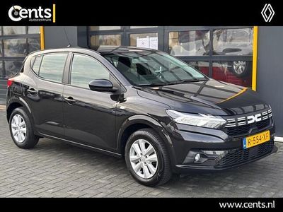 Zwart (metallic) Gebruikt 2022 Dacia Sandero Comfort Hatchback | € 14.950 (Eerlijke prijs)