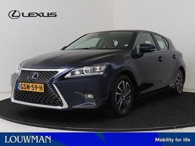 Deep blue metallic (blauw metallic) Gebruikt 2017 Lexus CT200h Business Edition Hatchback | € 18.950 (Eerlijke prijs)