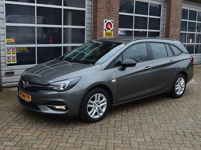 Grijs, metallic lak Gebruikt 2021 Opel Astra Edition Stationwagen | € 15.900 (Eerlijke prijs)