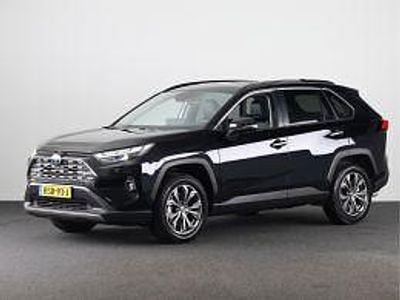 Attitude black metallic (donker zwart metallic) Gebruikt 2023 Toyota RAV4 Executive SUV | € 43.900 (Goede deal)