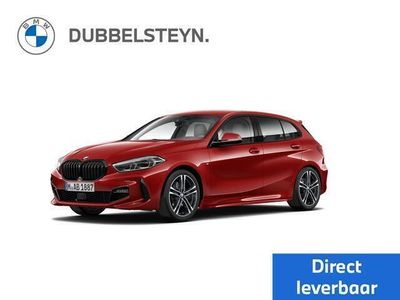 tweedehands BMW 118 1-SERIE i Model M Sport | Comfort Pack | Premium Pack | 18 inch LM Dubbelspaak M (Styling 819 M)in Bicolor Orbit Grau Metallic | Steptronic transmissie met dubbele koppeling | Extra getint glas in achterportierruiten en achterruit | M achterspoiler