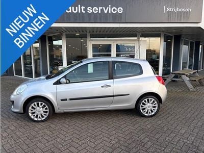 Grijs Occasion 2009 Renault Clio II Collection Hatchback | € 4.950 (Duur)