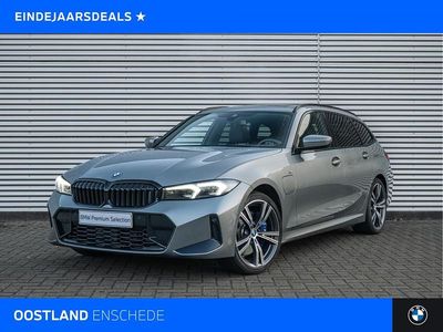 Skyscraper grey (grijs metallic) Gebruikt 2024 BMW 320e Shadowline Stationwagen | € 40.850 (Eerlijke prijs)