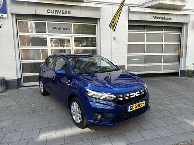 Blauw, metallic lak Gebruikt 2023 Dacia Sandero Expression Hatchback | € 17.950 (Eerlijke prijs)