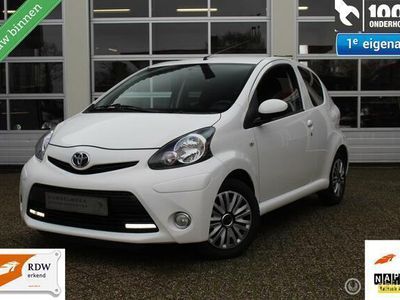 tweedehands Toyota Aygo 1.0-12V VVT-I 3-Deurs Facelift 2 AUTOMAAT Exclusive-Sport Ledverlichting Airco Bluetooth Handsfree&Media Lederstuur F1-Schakelflippers Dubbele Airbags&Speakers Radio/Cd/Mp3/Usb/Aux 12V.-aansl. Centr.Vergr. Elek.Ramen Stuurbekr. Mist V+A Privac