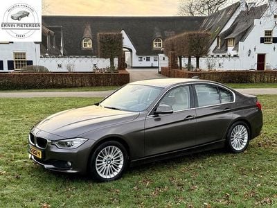 Bruin (metallic) Gebruikt 2013 BMW 320 Sport Line Sedan | € 8.499 (Goede deal)