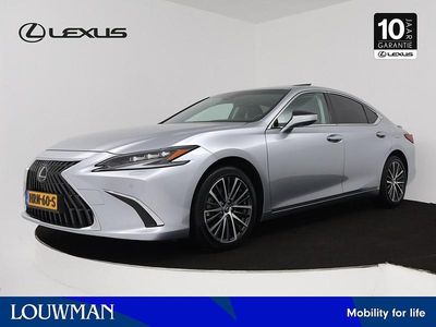 Grijs Gebruikt 2024 Lexus ES300H Executive Line Sedan | € 53.945 (Iets duurder)