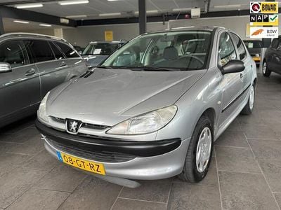 Grijs (metallic) Gebruikt 2001 Peugeot 206 Hatchback | € 1.250 (Eerlijke prijs)