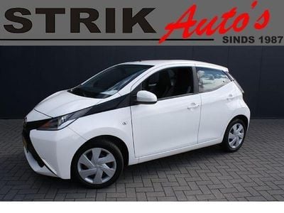 Wit Occasion 2014 Toyota Aygo X-play Hatchback | € 8.383 (Eerlijke prijs)