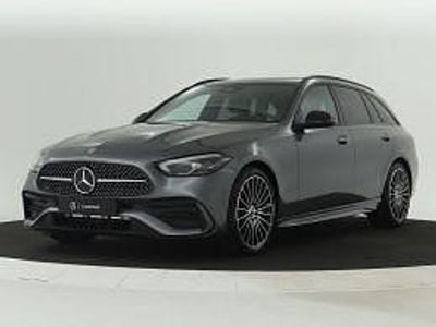 Grijs, metallic lak Gebruikt 2025 Mercedes C180 AMG line Stationwagen | € 48.945 (Iets duurder)