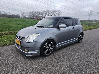 Grijs Gebruikt 2005 Suzuki Swift GLS Hatchback | € 3.500 (Eerlijke prijs)