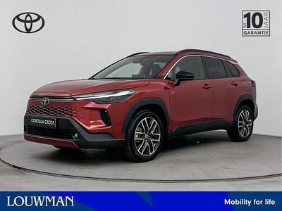 Rood metallic Nieuw 2025 Toyota Corolla Cross SUV | € 44.394 (Iets duurder)