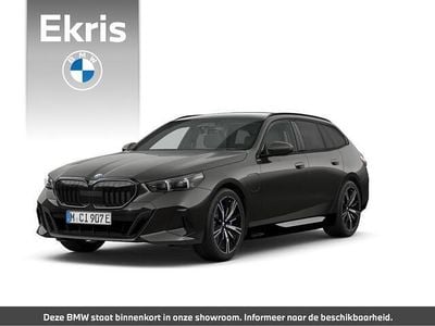 Grijs Nieuw 2025 BMW 550e M Sport Stationwagen | € 110.586 (Eerlijke prijs)