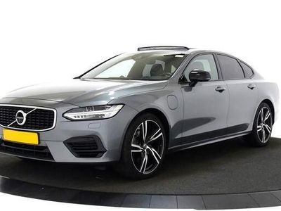 tweedehands Volvo S90 2.0 T8 AWD 287kW/390pk Aut8 R-Design BOWERS&WILKINS + LUCHTVERING + HEAD-UP + KEYLESS ENTRY&GO + 360 CAMERA + LED MUTLIBEAM + OPEN DAK + PILOT ASSIST + STOEL-&STUURVERWARMING + STANDKACHEL + EL.TREKHAAK + ON-CALL + BLIS + PARKSENSOREN + 20" LM-V