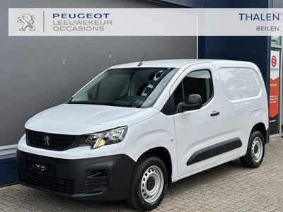 tweedehands Peugeot Partner 1.5 BlueHDi 100 PK S&S L1 Premium | Navigatie via Telefoon | Parkeersensoren | Direct Beschikbare auto met slechts 20 Km | Airco | Cruise Control | Zijschuifdeur | Radio Bediening Stuurkolom | Bluetooth Bellen en Muziek |