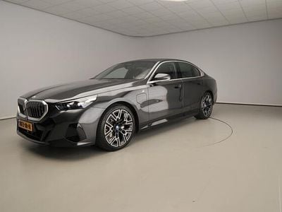 Grijs Occasion 2025 BMW 530e M Sport Sedan | € 61.900 (Goede deal)