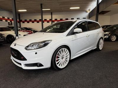 Wit Occasion 2013 Ford Focus ST Stationwagen | € 13.750 (Duur)